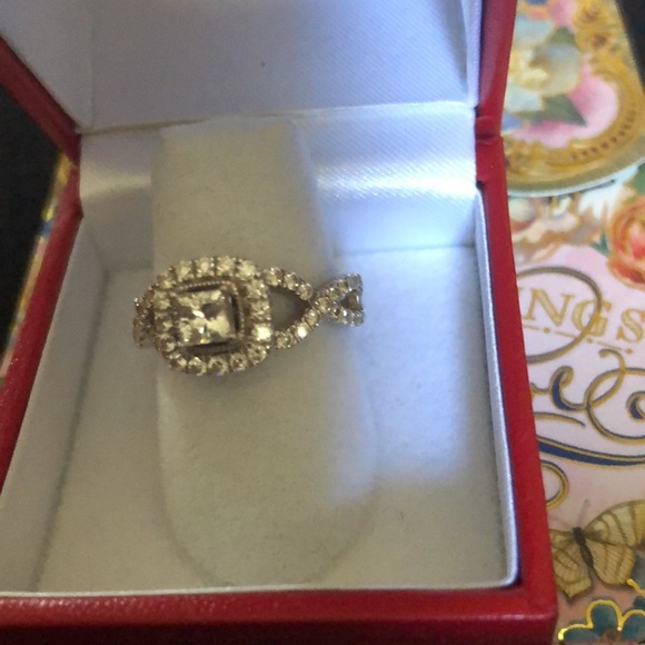 Diamond Engagement Ring. Ribbon weave band with Halo around the center stone - Picture 3 of 7